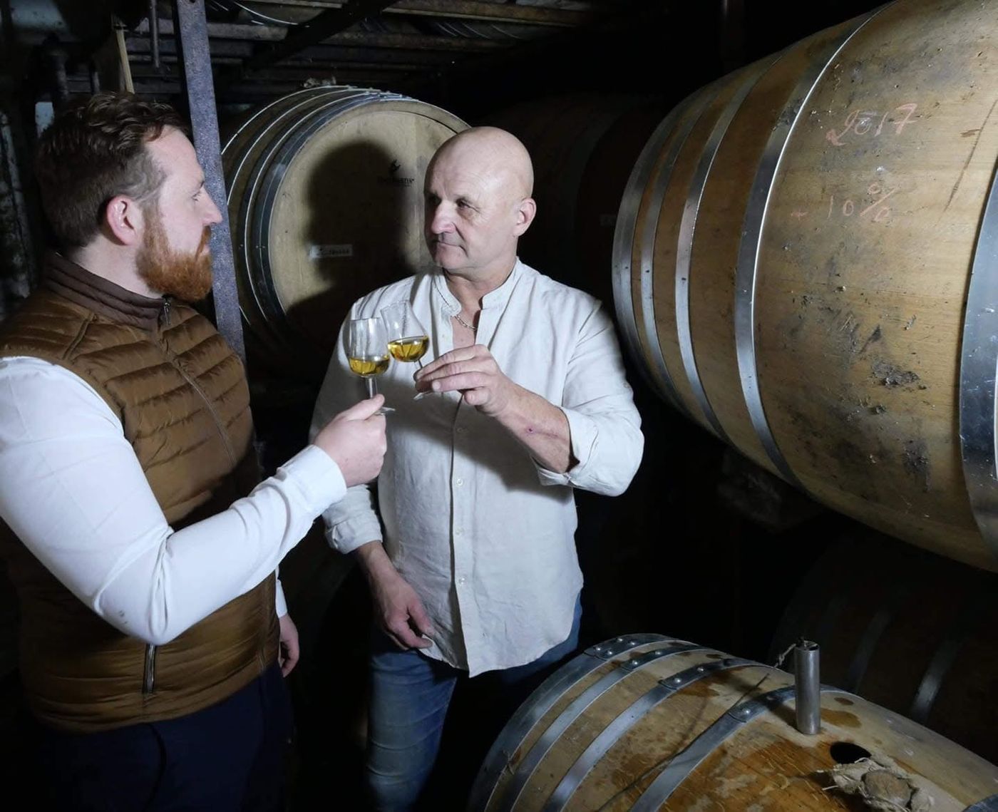 Germain Raby et son père dans les chais